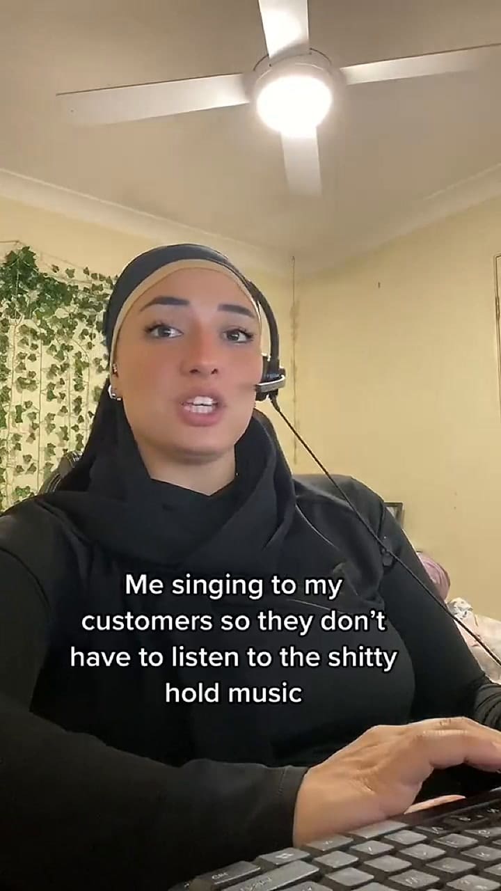 Noora tiene una costumbre para sus clientes del call center