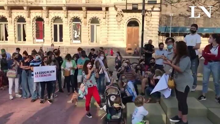 marcha de padres para pedir por el regreso a clases