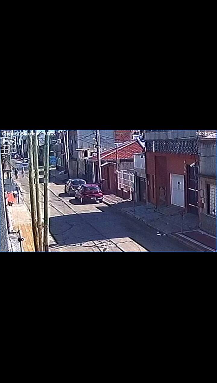 Tres delincuentes armados abordaron a un hombre y lo golpearon para robarle el auto