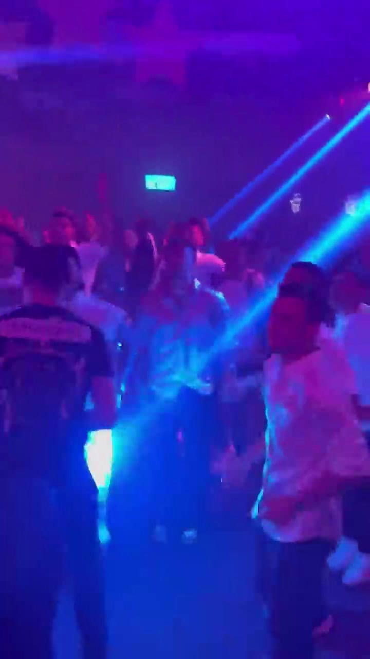 Las parejas de los jugadores de la selección argentina cantaron sobre el escenario