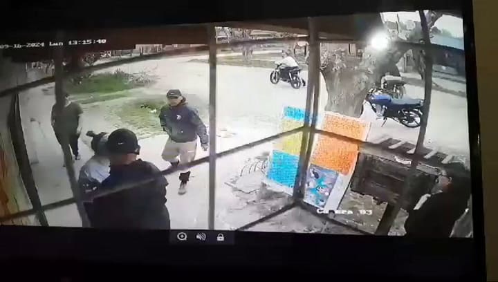 Robo de motochorros tipo "piraña" en un kiosco de Merlo