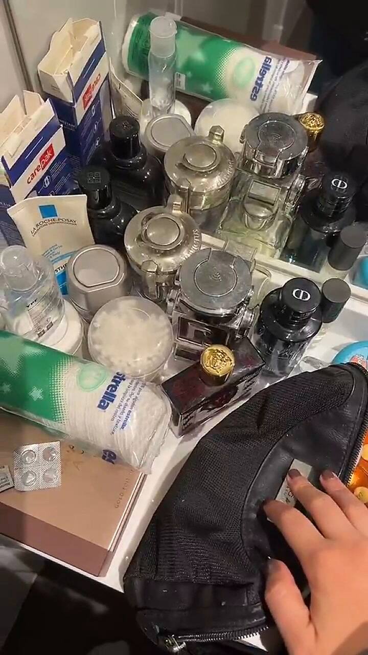 Una chica espía en el baño de un hombre