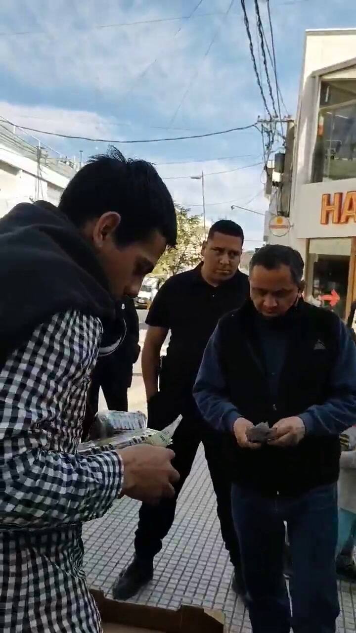 Vendía frutillas en la peatonal, quisieron decomisarlo y los vecinos los vecinos lo salvaron