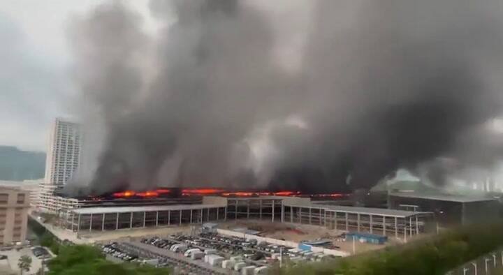 Un feroz incendio se desató en el estacionamiento de una de las mayores automotrices de China
