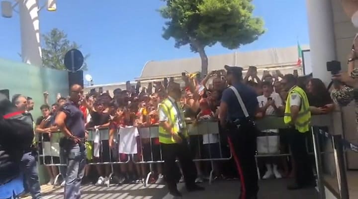Una multitud de hinchas de Roma recibió a Leandro Paredes