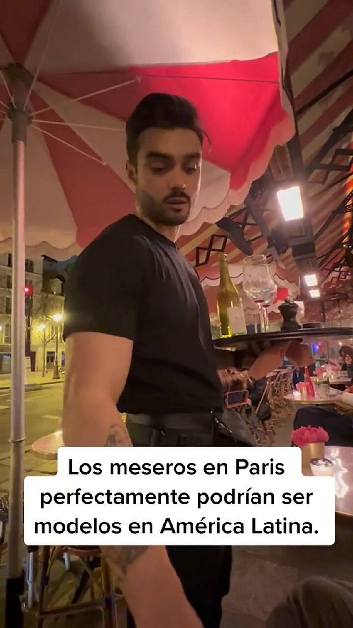 La tiktoker grabó al mesero parisino miesntras les tomaba la orden