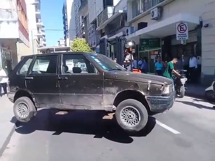 Tucumán: Usan montacargas para levantar autos mal estacionados