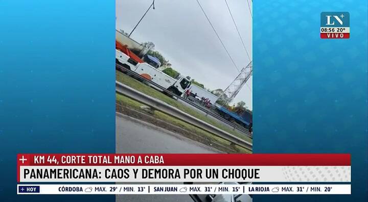 Caos de tránsito en la Panamericana luego de que un camión volcara su carga