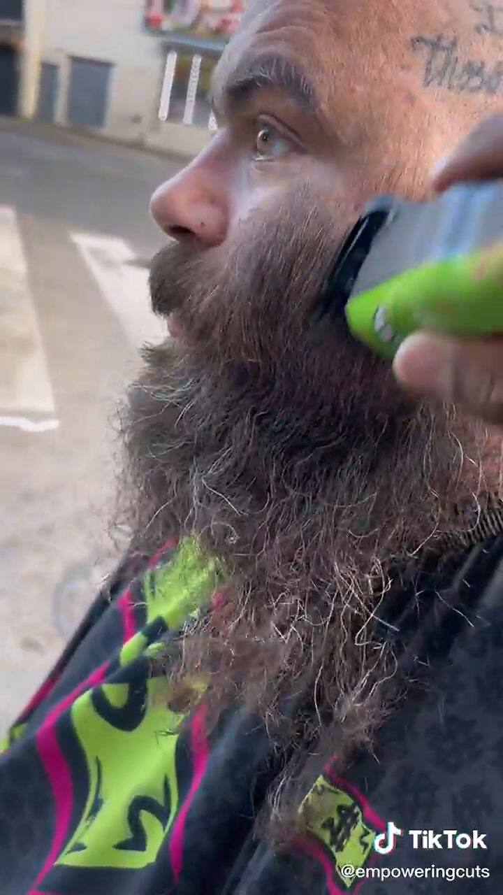 Era habitante de calle y una transformación lo dejó irreconocible