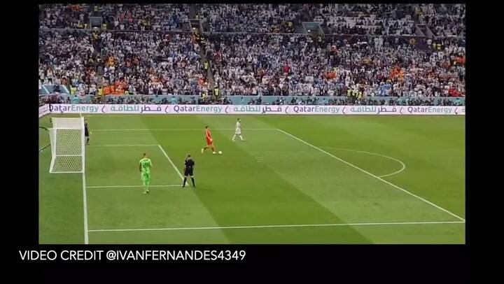 Emiliano Martínez patea la pelota hacia la mitad de la cancha cuando llega el turno de Wout Weghorst