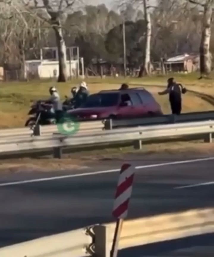 GIF Robo de una moto en la autopista Ezeiza-Cañuelas