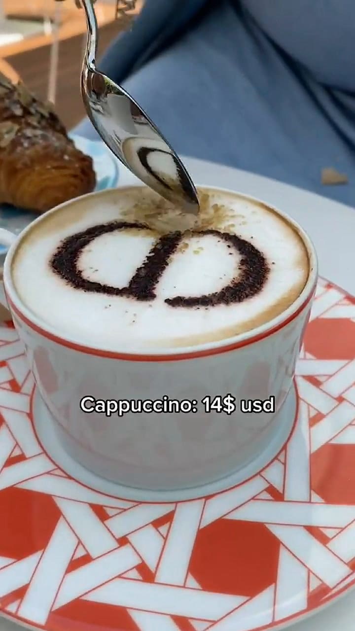 Usuaria comparte su experiencia en el Dior Café de Miami