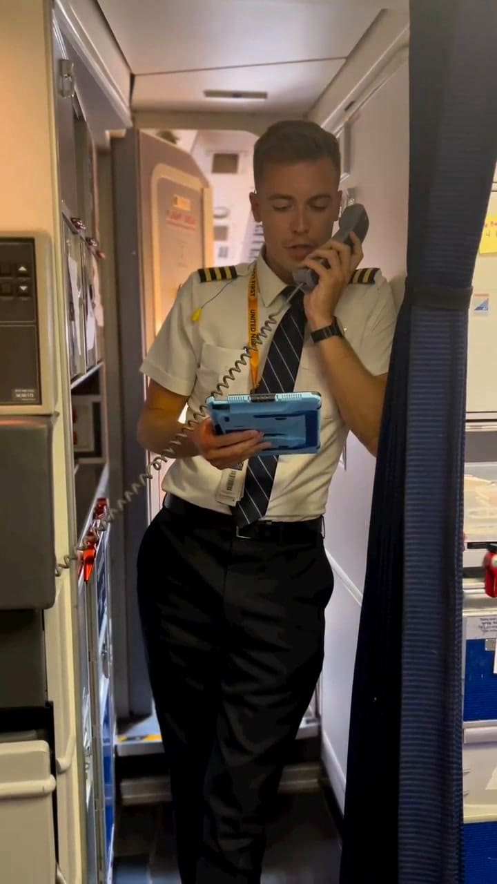 Es piloto, su mamá volaba como azafata y le dio un mensaje en el altoparlante que emocionó a todos