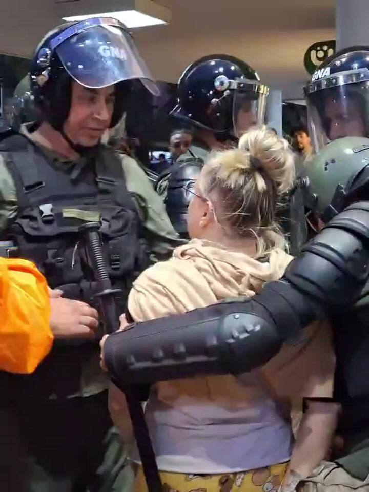 Una mujer se peleó con manifestantes y fotógrafos en la caravana de Milei en Tres de Febrero