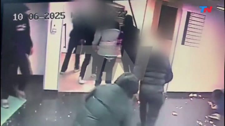 (GIF) Así fue el ataque de militantes K al edificio de TN