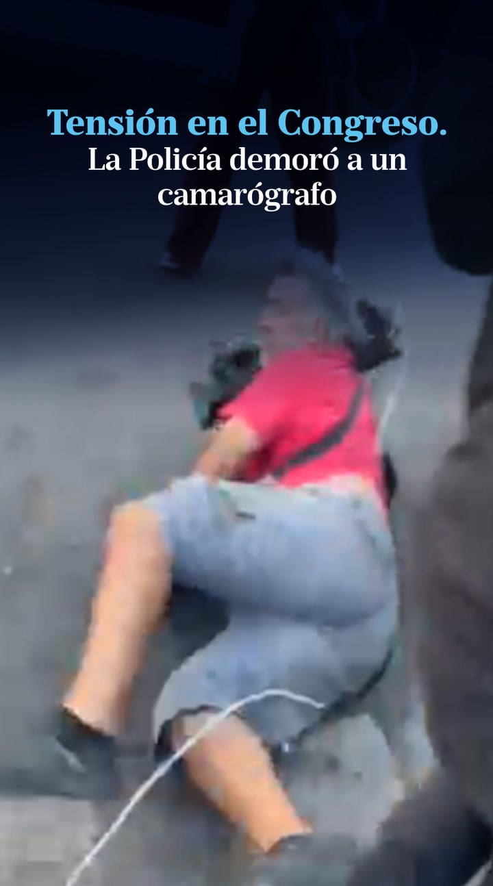 Incidentes y detenidos en el Congreso trasladan esposado a un camarógrafo demorado y herido