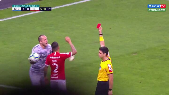 El criminal planchazo en el clásico Gremio-Inter - Gentileza: SportV