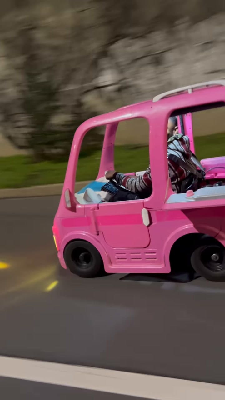 Hightower adaptó el juguete rosa para usarlo en trayectos cortos y hasta transportar compras del supermercado