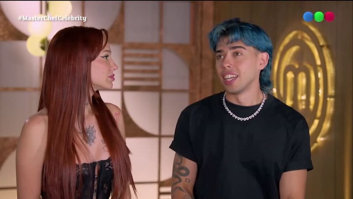 @Lajoaqui Sube Al Balcón Junto A @Sofiagonet Y @Cachetesierra