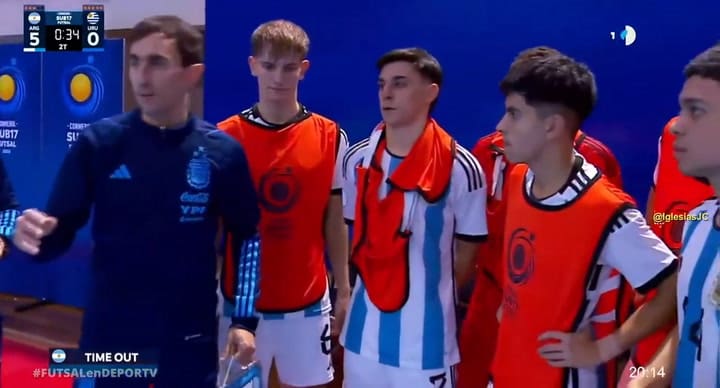 Selección Argentina Sub 17, durante un minuto técnico de su equipo goleando a Uruguay