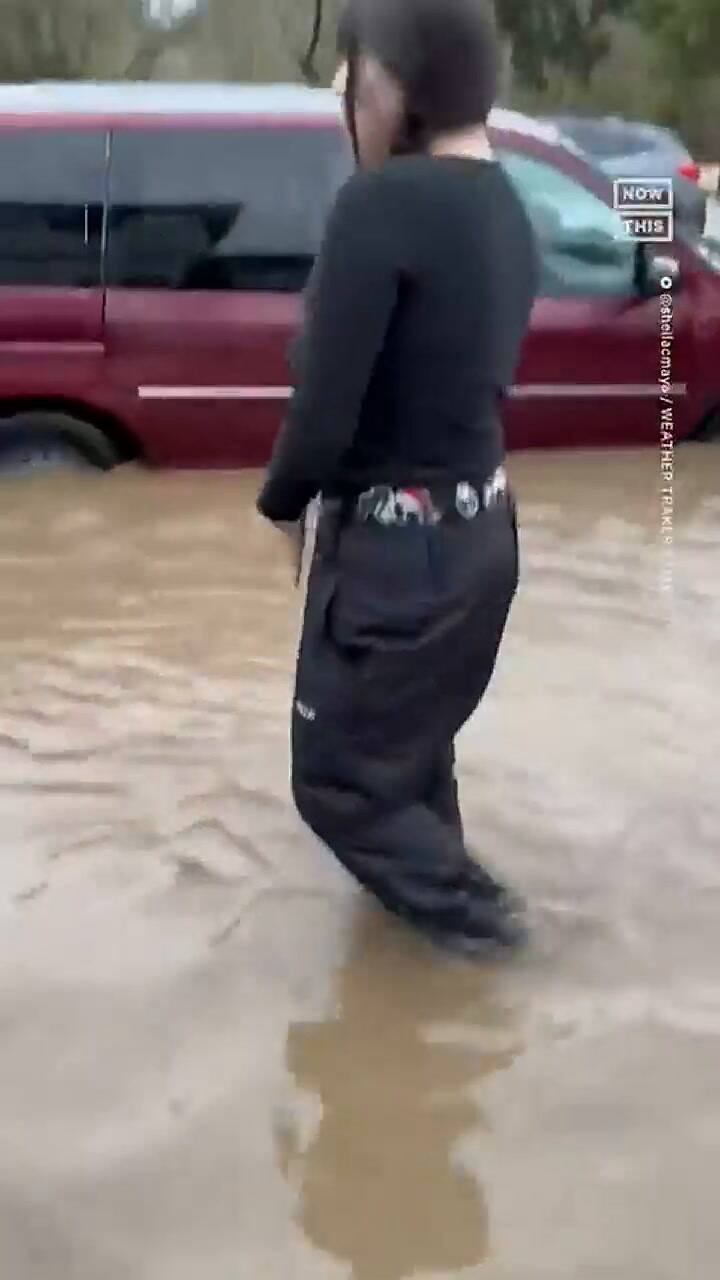 Se toman con diversión inundaciones en ciudades de California