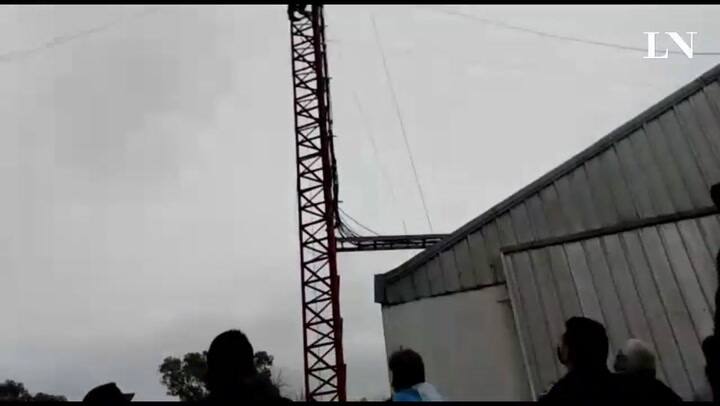 La Matanza: un policía bonaerense se trepó a una torre