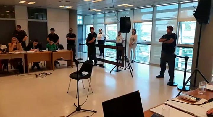 Las acusadas antes de retirarse de la sala de audiencias