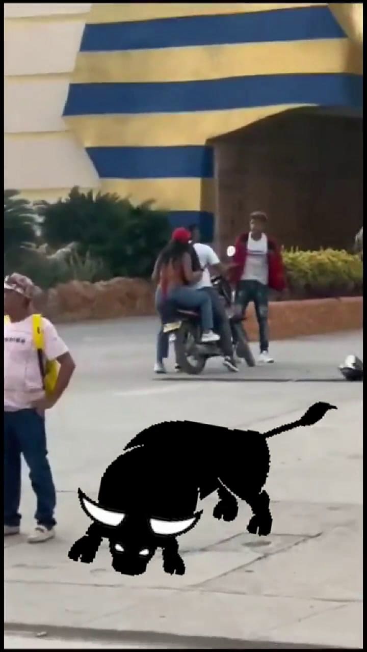En el video se observa a la pareja de la mujer (Foto:dylanandres010)