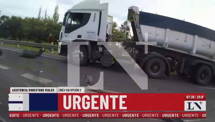 Una pick-up chocó contra un camión y volcó en Acceso Oeste: murieron dos personas