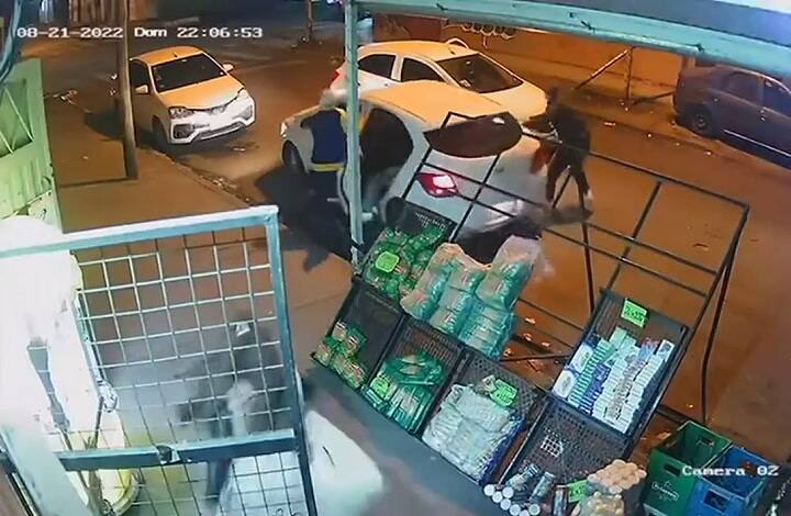 Defendió a escobazos a dos víctimas de un robo