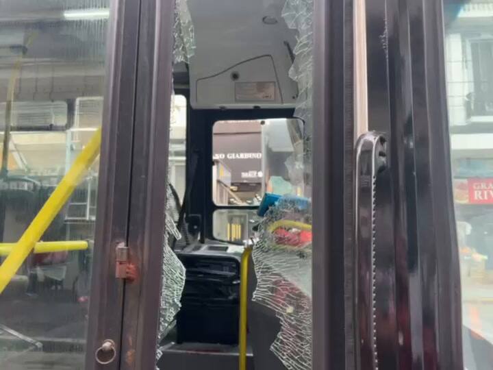 Atacaron con piedras un colectivo de la línea 132