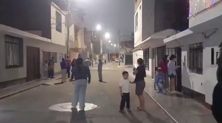 Vecinos De Perú Salen A La Calle A Ver Qué Sucede