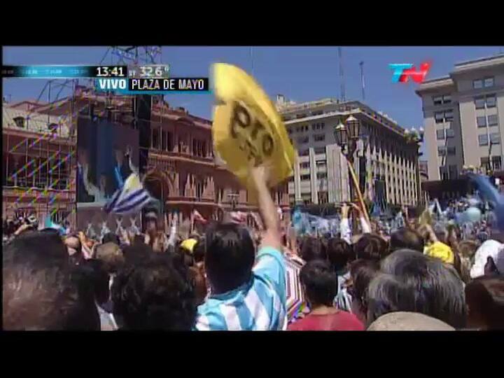 Mauricio Macri habló desde el balcón de la Casa Rosada y bailó para la multitud