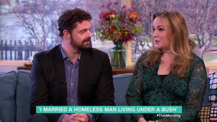 Hace dos años se enamoró de un vagabundo, hoy están casados y tienen dos hijos - Fuente: YouTube