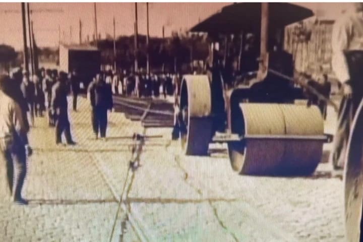 Traslado del monumento a Colón hacia la plaza donde sería levantado