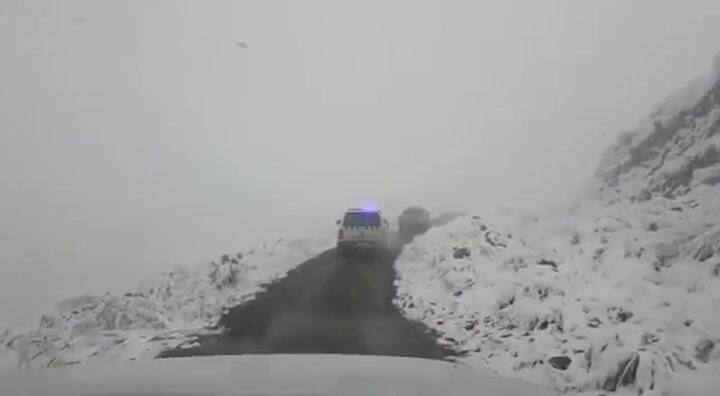 El descenso de la tripulación del helicóptero varado - Fuente: YouTube