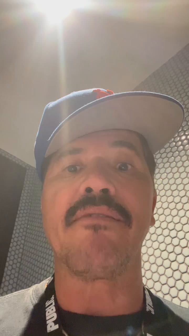 John Leguizamo llama perdedor a actor de Superman que se unió a ICE