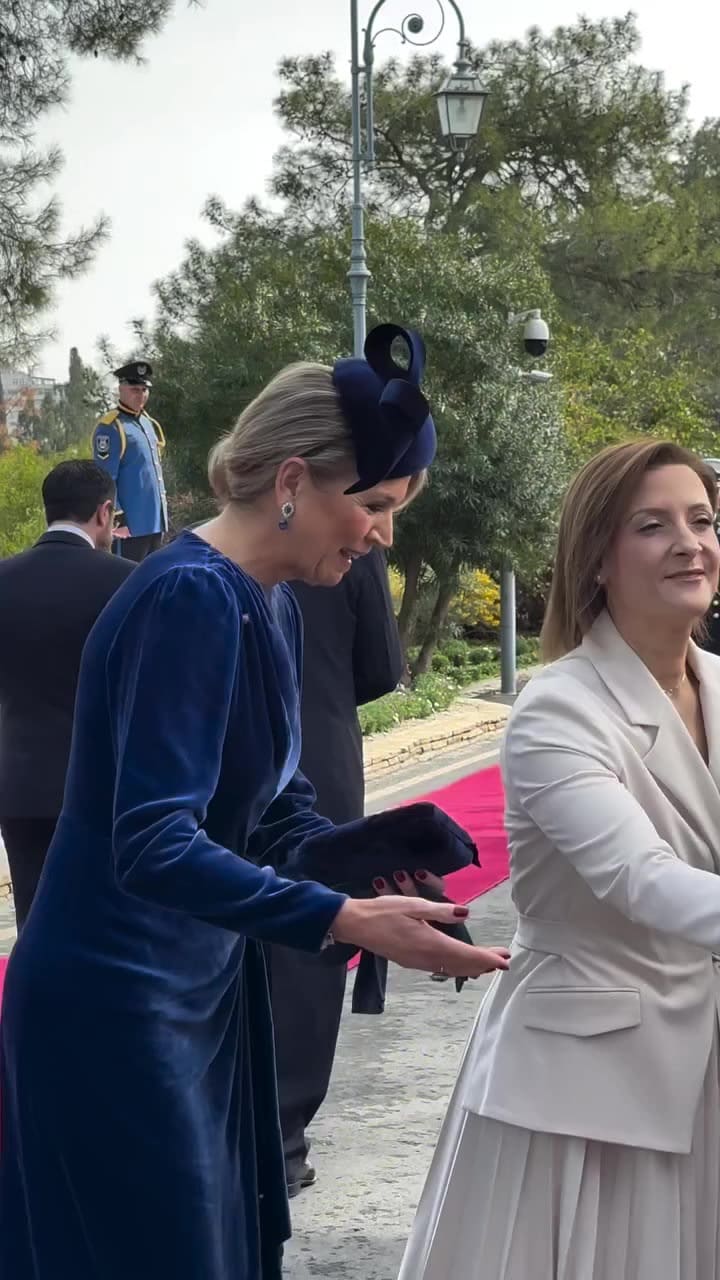 La reina Máxima lució un elegante vestido azul durante su visita a Chipre