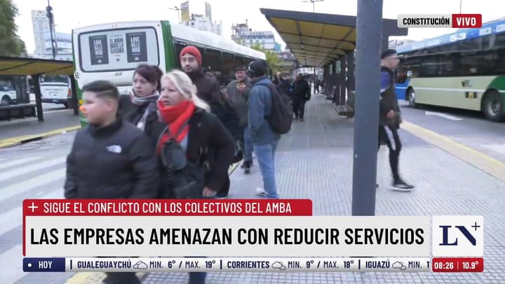 Largas filas para viajar en colectivo en el AMBA este martes 28 de abril
