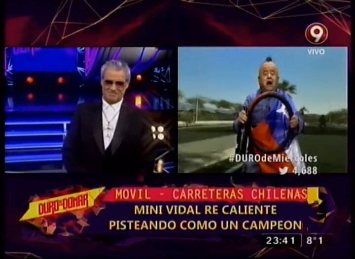 El Mini, caracterizado como Arturo Vidal, en una participación en Duro de Domar