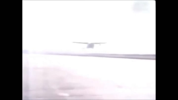 La Publicidad De La Ford F100 Argentina cayendo de un Hércules