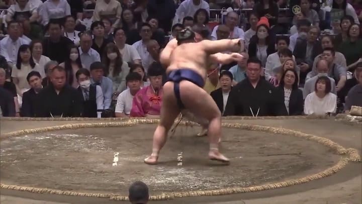La brutal técnica que utilizó un luchador de sumo para derribar a su contrincante