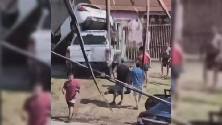 Dos autos con delincuentes se incrustaron en unas viviendas tras una persecución policial en La Matanza