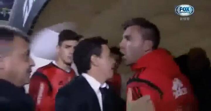 Hinchas de Boca les tiran gas pimienta a jugadores de River