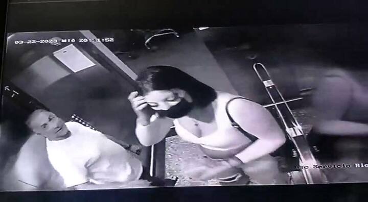 Así llegaba la 'viuda negra' junto a su víctima al departamento en Palermo