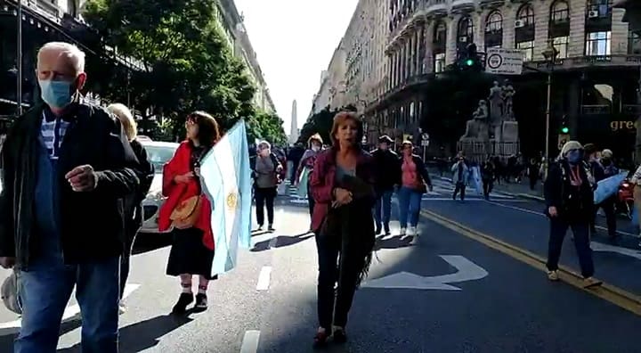 Manifestantes transitan pacíficamente por las calles del centro porteño