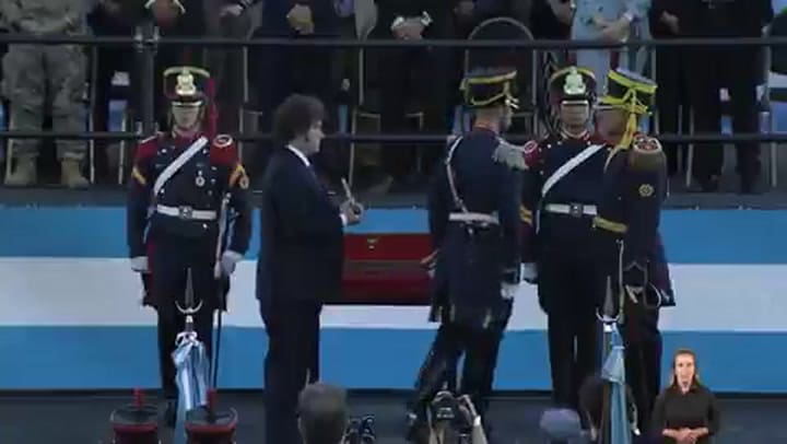 Milei entregó el sable corvo de San Martín a los Granaderos.