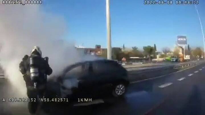 Así apagaron el fuego de un auto que se incendiaba en la General Paz