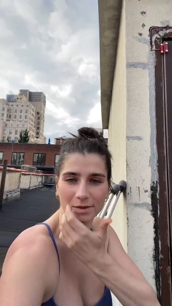 Una mujer pidió ayuda a un repartidor de comida luego de quedarse atrapada en su techo