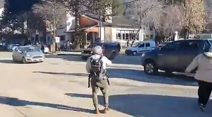 Impactantes imágenes: el momento en el que un empleado estatal le dispara a un fotógrafo